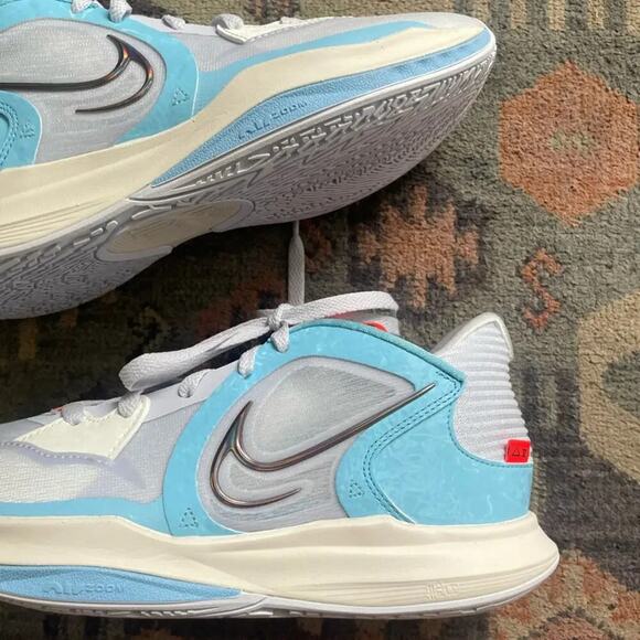 Nike Kyrie Low 5 Men\'s Size 7 Football Grey/Black-Blue Chill DJ6012-003